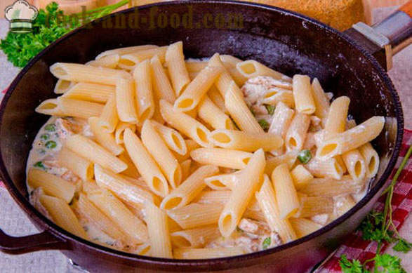 Pasta with chicken in a creamy sauce