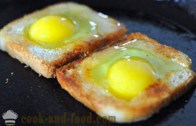 Fried eggs fried in a toast in French