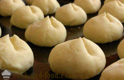 Buns from yeast dough with milk