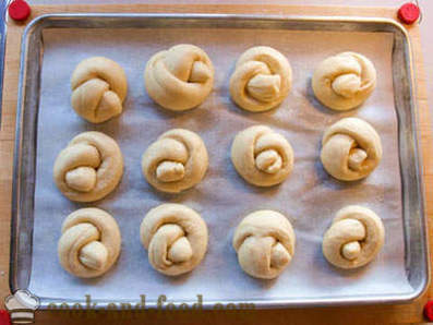 Recipe garlic buns from yeast dough