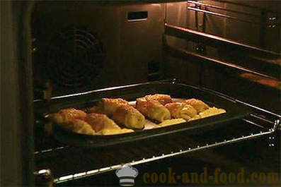 Yeast cakes with cheese in the oven