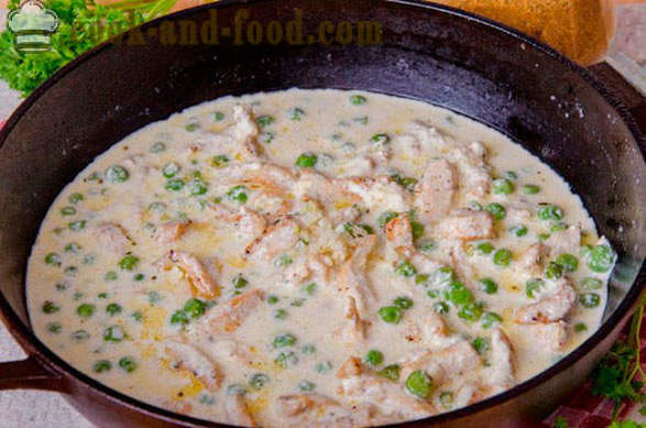 Pasta with chicken in a creamy sauce