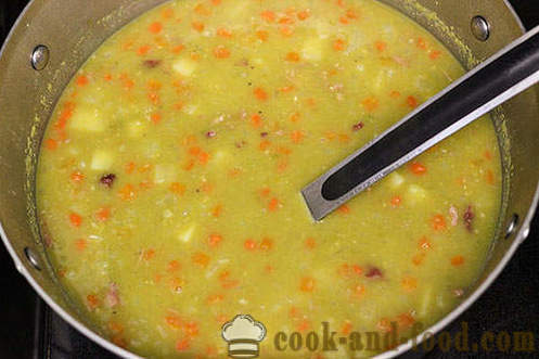 Pea soup with smoked meat