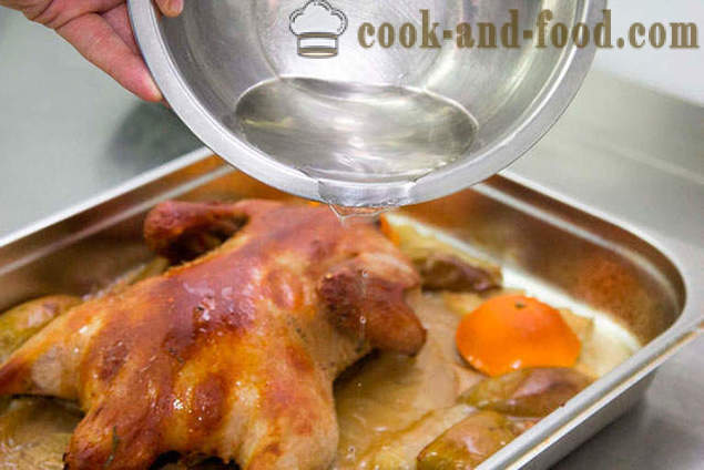 Roast duck with apples and oranges
