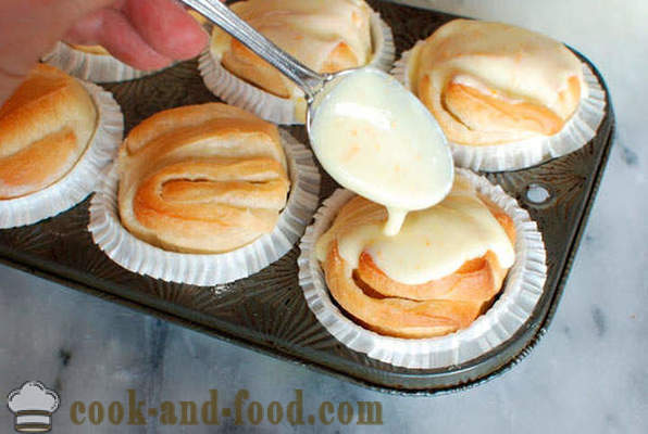 Bun of puff pastry with icing