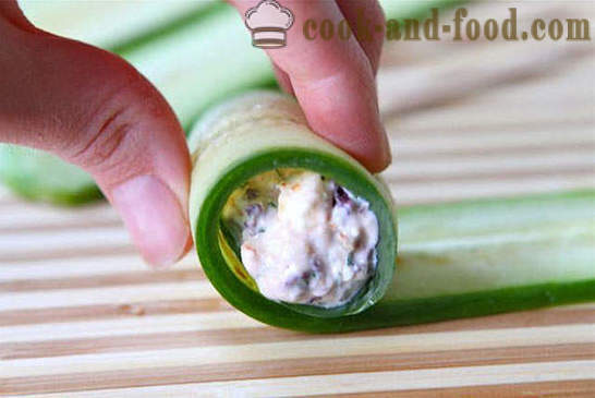Cucumber rolls with cheese