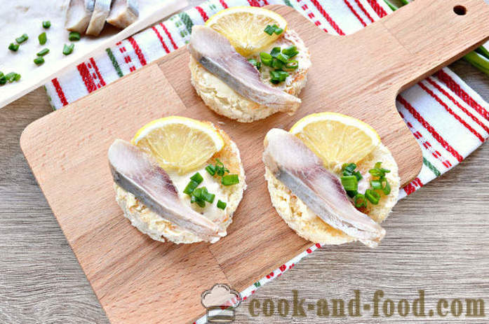 Festive sandwiches with herring and lemon - how to cook a beautiful sandwiches with slices of herring, a step by step recipe photos