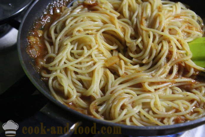 Spaghetti with tuna canned in tomato-cream sauce - both delicious to cook spaghetti, a step by step recipe photos