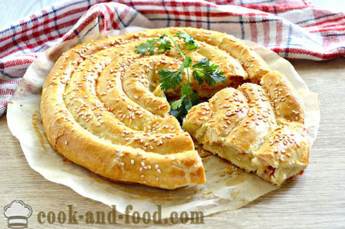 Pie Snail from the finished puff pastry - like baking a layer cake, the snail with cheese and sausage, a step by step recipe photos