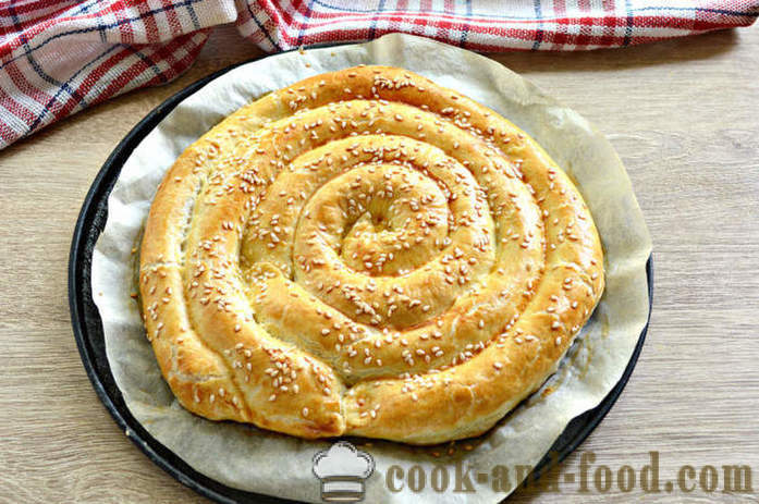 Pie Snail from the finished puff pastry - like baking a layer cake, the snail with cheese and sausage, a step by step recipe photos
