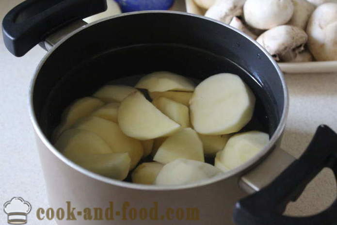 Potatoes with mushrooms with sour cream and garlic - how to cook potatoes with mushrooms in a frying pan, a step by step recipe photos