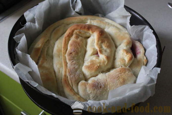 Yeast cake with cherry-snail - how to make a cherry pie like a snail from yeast dough, a step by step recipe photos