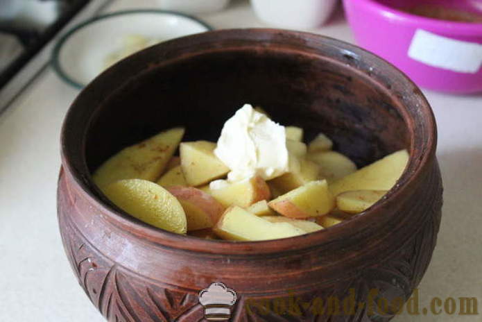 Young potatoes in a pot with sausage and vegetables - how to cook a roast in the oven of young potatoes, a step by step recipe photos