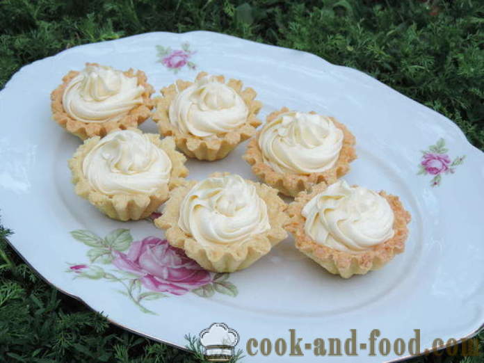 Baskets made of pastry with custard cream on - how to make sand baskets with a cream, a step by step recipe photos
