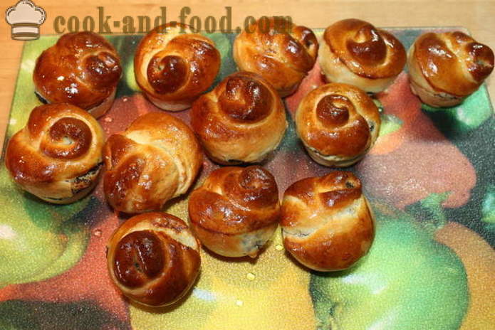 Yeast buns with poppy seeds in the oven - how to make a beautiful buns with poppy seeds, a step by step recipe photos