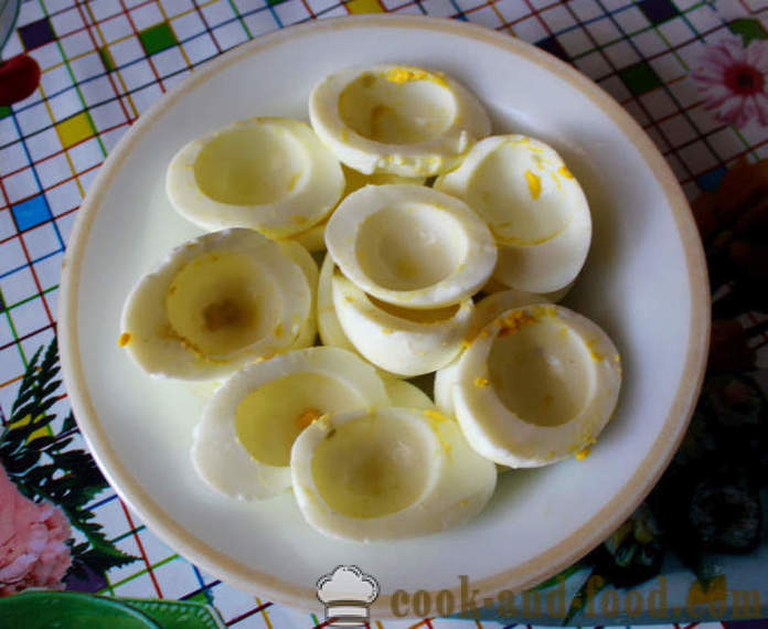 Stuffed egg yolk and sardine-as to make stuffed eggs with canned food, a step by step recipe photos