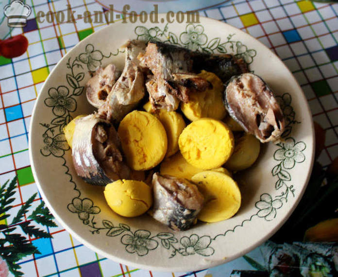Stuffed egg yolk and sardine-as to make stuffed eggs with canned food, a step by step recipe photos