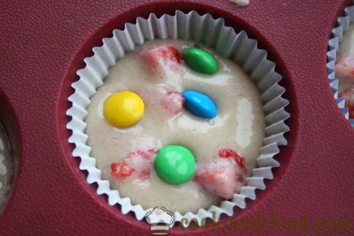 Homemade muffins on yogurt with strawberries - how to cook muffins in silicone molds, a step by step recipe photos