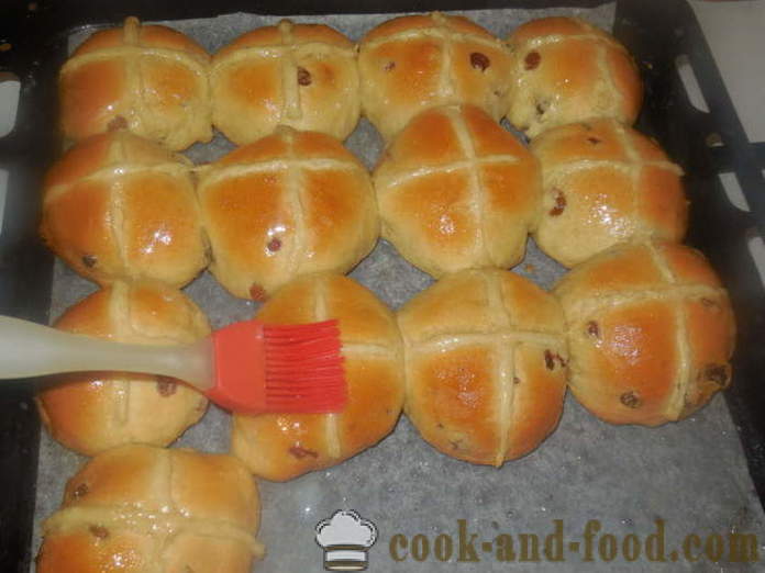 Simple and beautiful buns for Easter - how to bake the Easter bun, a step by step recipe photos
