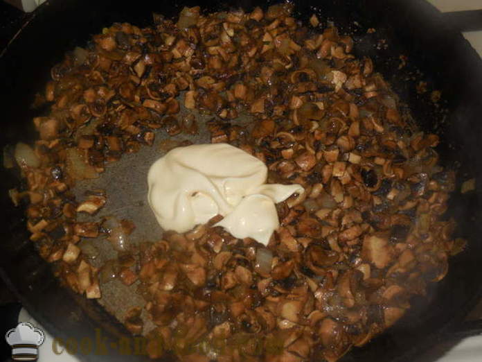 Stewed mushrooms in cream sauce in a pan - how to cook mushrooms in sour cream, a step by step recipe photos