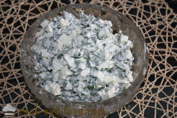 A delicious salad with wild garlic - how to prepare a salad of garlic and eggs with sour cream, a step by step recipe photos