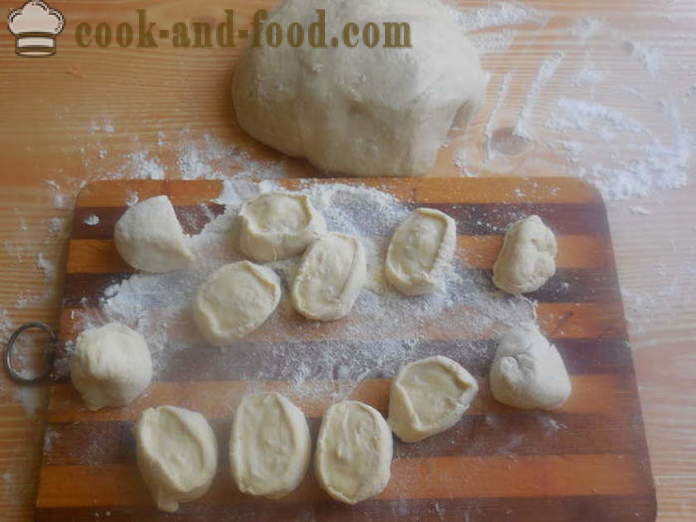 The dough for the dumplings to egg serum - how to mix the dough into dumplings, a step by step recipe photos