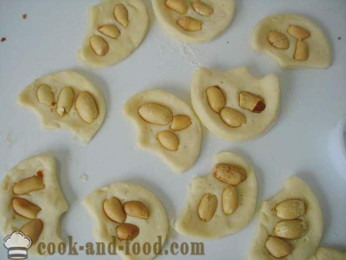 Quick and tasty cookies from flaky unleavened dough with sugar and peanuts - how to make cookies of puff pastry in the oven, with a step by step recipe photos