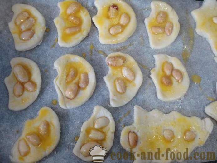Quick and tasty cookies from flaky unleavened dough with sugar and peanuts - how to make cookies of puff pastry in the oven, with a step by step recipe photos