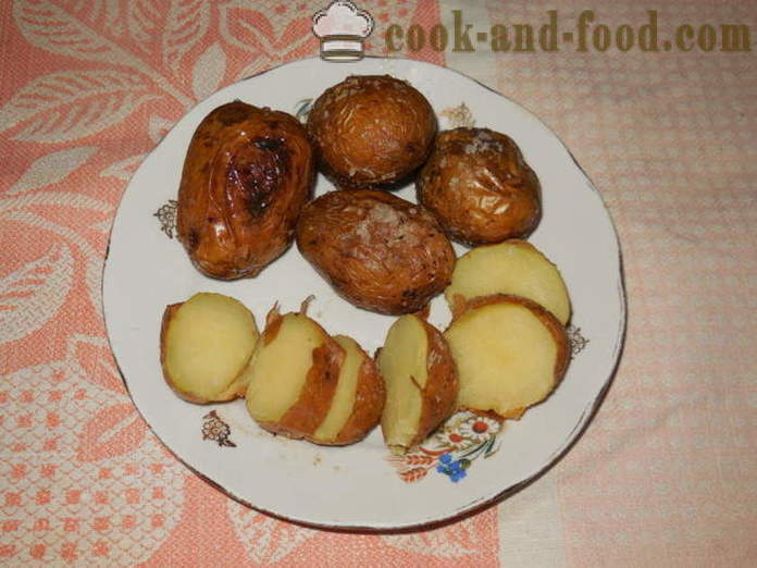 Baked potatoes in their jackets in the oven - as delicious baked potatoes in their skins in the oven, with a step by step recipe photos