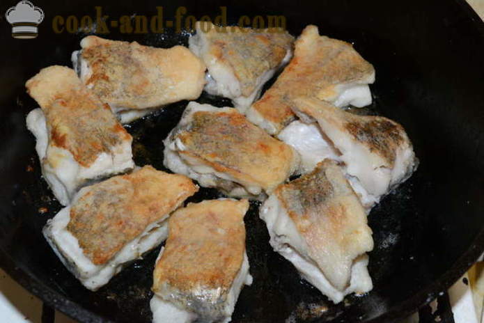 Fried pike with onions in a flour - as delicious pike fry in a frying pan at home, step by step recipe photos