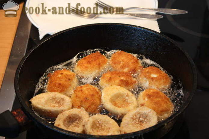 Egg fried in breadcrumbs, stuffed with chicken liver - how to cook eggs, breaded, with a step by step recipe photos