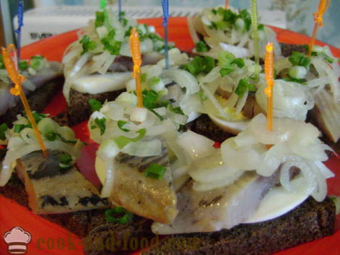 Simple sandwiches with herring on rye bread - how to make sandwiches with herring, a step by step recipe photos
