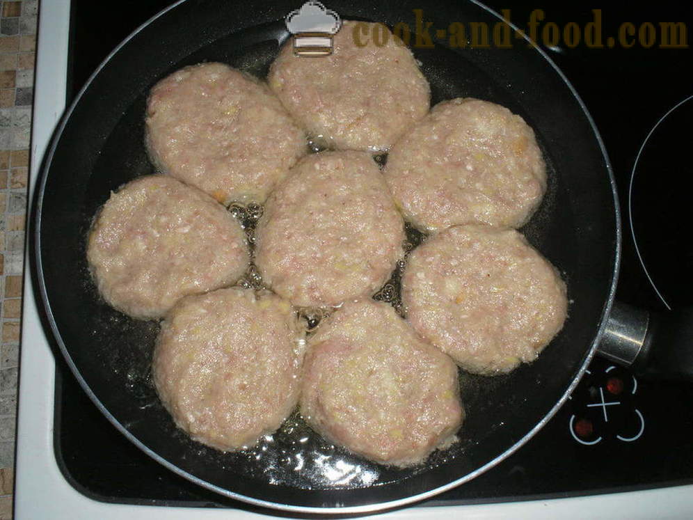 Delicious homemade burgers from minced meat - how to cook burgers at home, step by step recipe photos