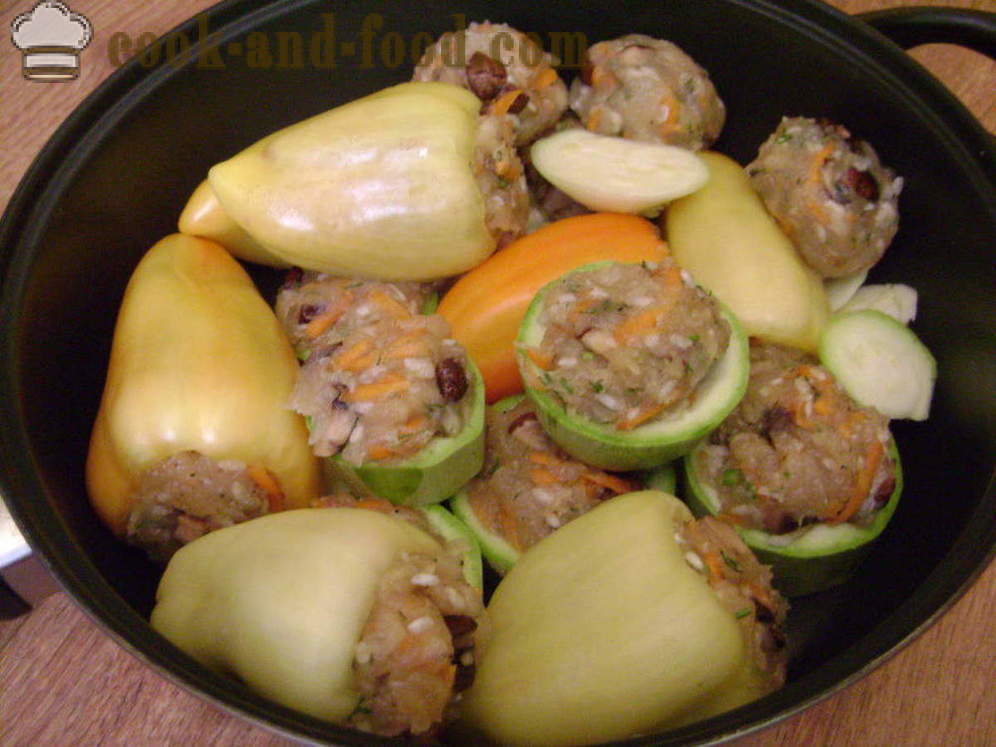 Stuffed peppers and zucchini with chicken and mushrooms - as stuffed peppers and zucchini with minced meat, a step by step recipe photos