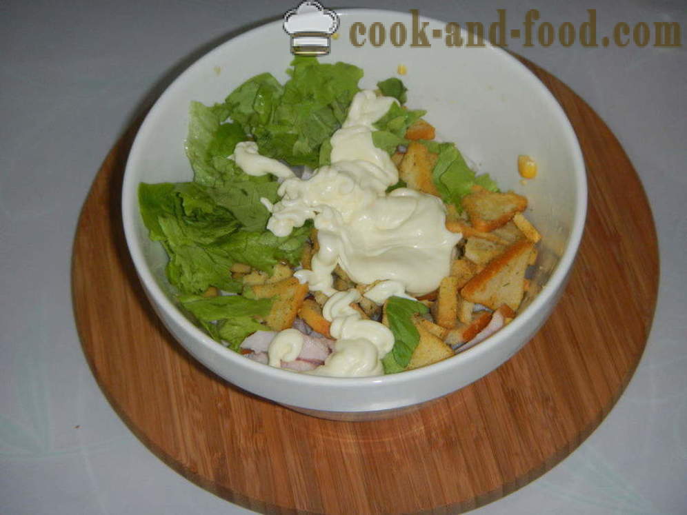 A delicious salad with croutons and corn - how to prepare a salad with croutons and corn quickly, step by step recipe photos