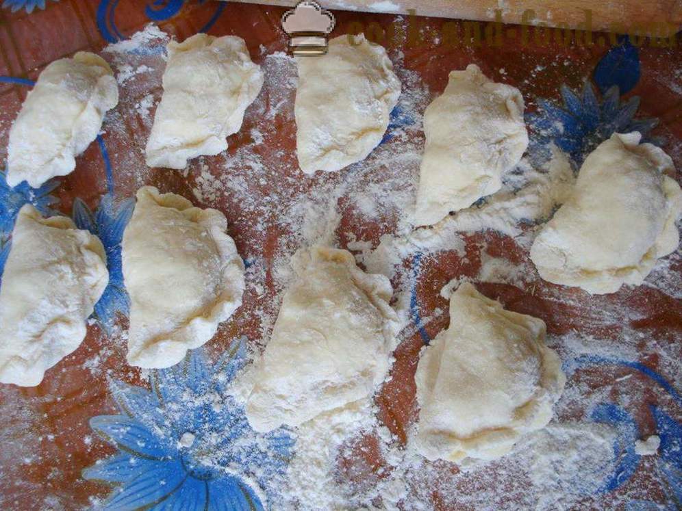 The dough for the dumplings with potatoes on the water - how to make the dough for the dumplings and potatoes, with a step by step recipe photos