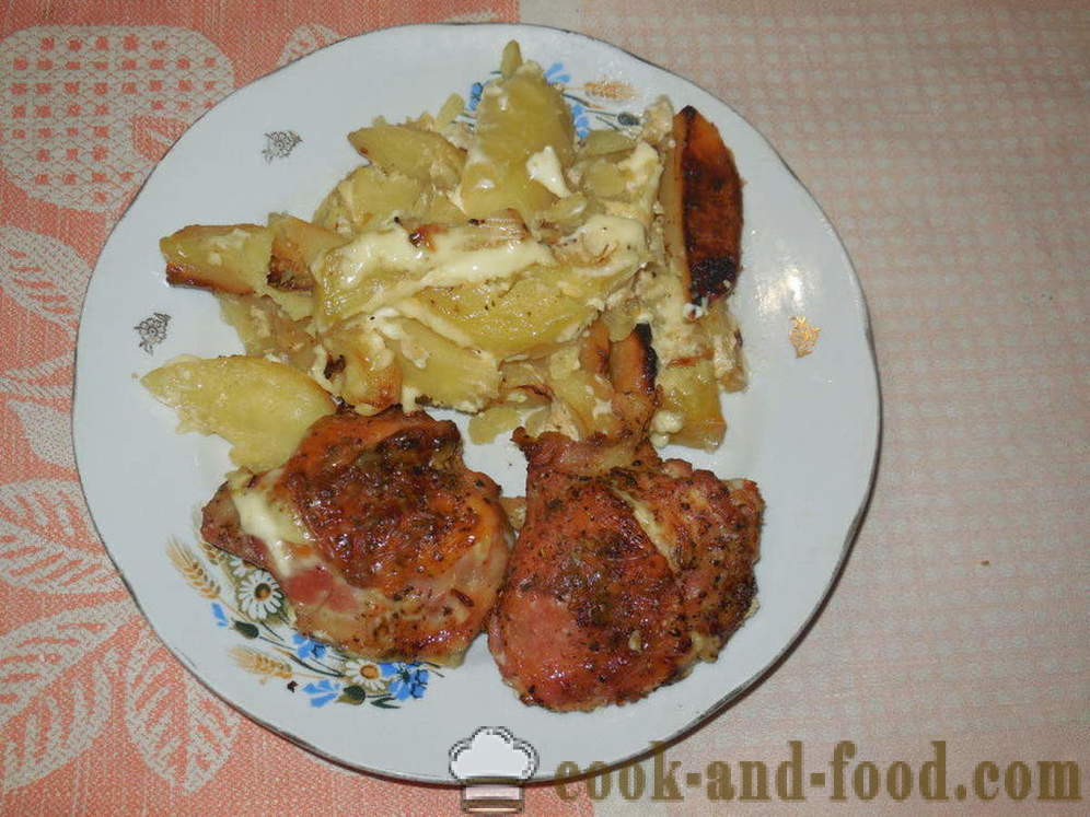 Chicken thigh with potatoes in the oven - how to cook a delicious chicken thighs with potatoes, a step by step recipe photos