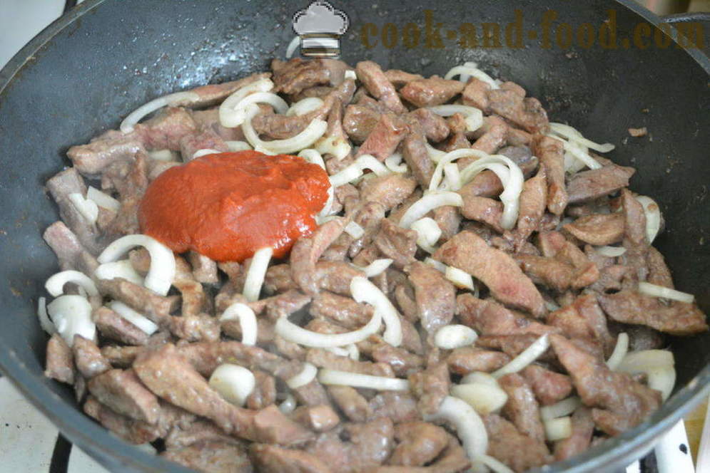 Liver stewed with onions and tomato paste - as delicious extinguish liver with onions on a frying pan, a step by step recipe photos