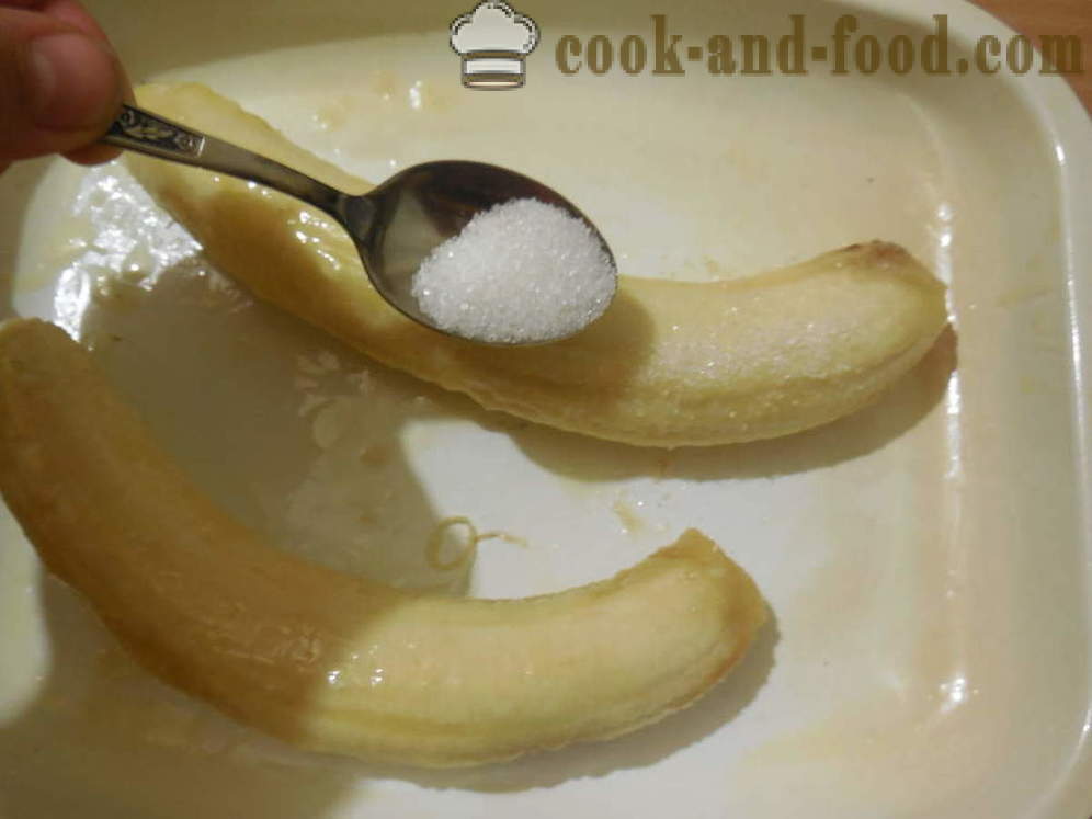 Bananas baked in the oven with nuts and sugar - like baked bananas in the oven for dessert, a step by step recipe photos