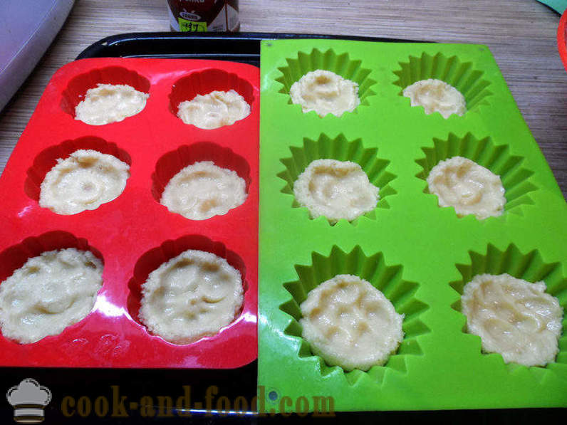 Simple cupcakes on yogurt or sour cream with semolina - how to make cupcakes in tins, step by step recipe photos