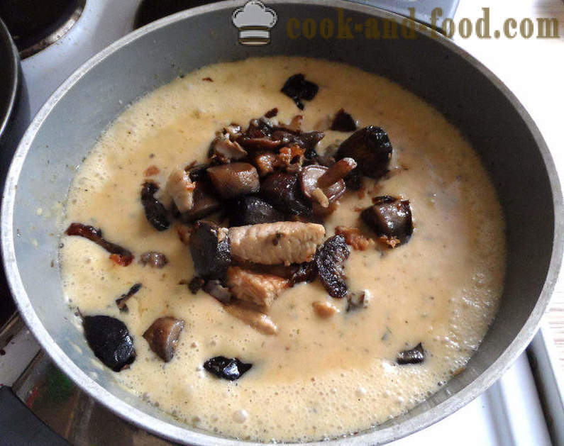 Turkey with mushrooms in cream sauce - step by step how to cook a turkey with mushrooms, a recipe with a photo