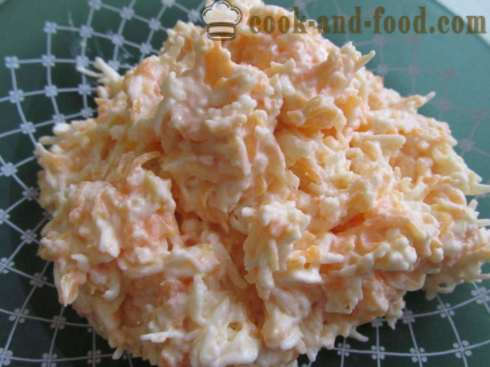 Original snack on crackers: cream cheese, garlic, mayonnaise and carrot - how to make cheese appetizer, a step by step recipe photos
