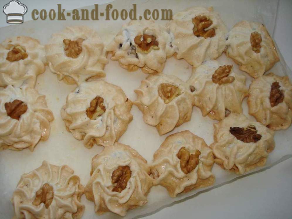 Meringue with nuts and dried fruits in the oven - how to cook the meringue in the home, step by step recipe photos
