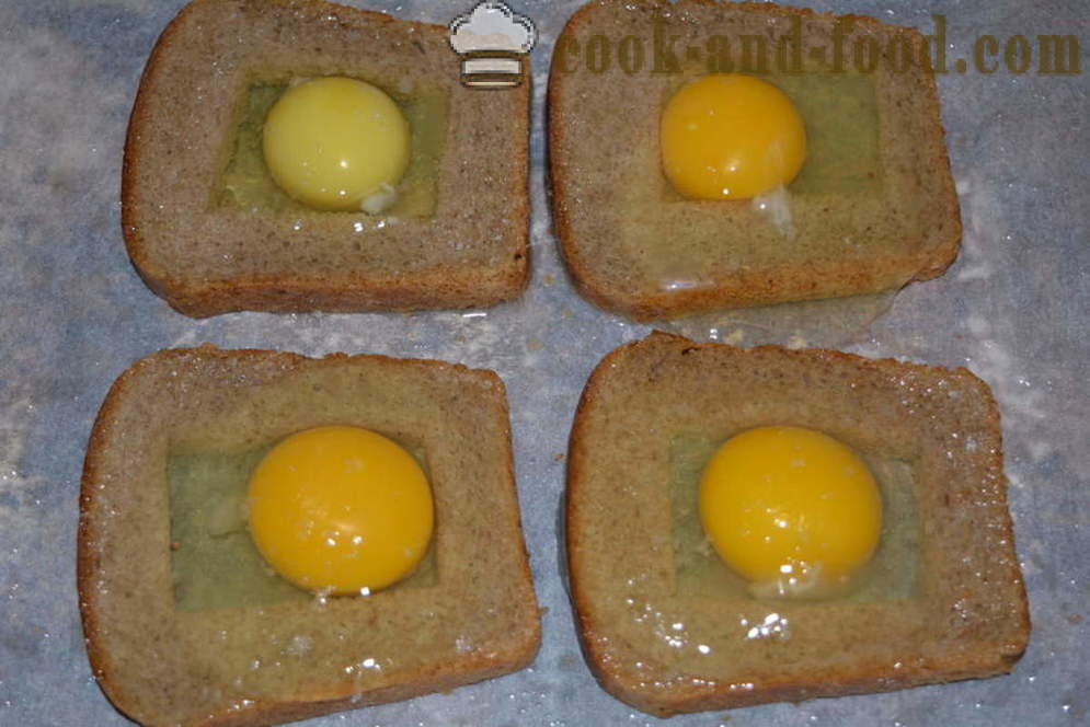 Brown bread toasts with egg - how to cook the toast of black bread in the oven, with a step by step recipe photos