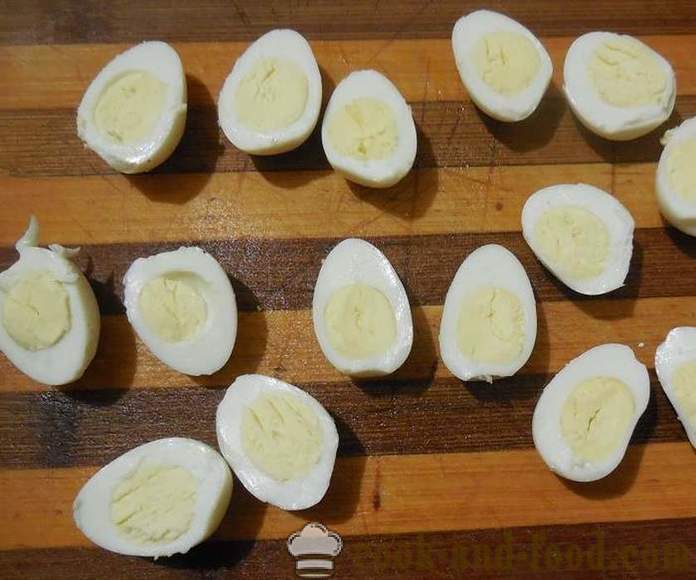 Salad with quail eggs - step by step, how to prepare a salad of quail eggs, the recipe with a photo