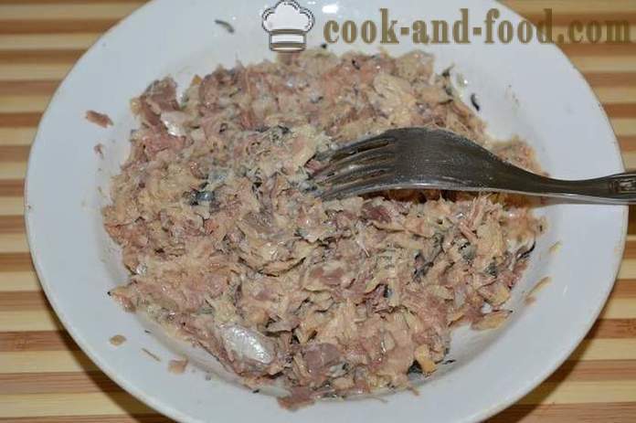 A simple recipe for the filling of the pie with canned fish in the oven - how to cook a pie filler, a step by step recipe photos