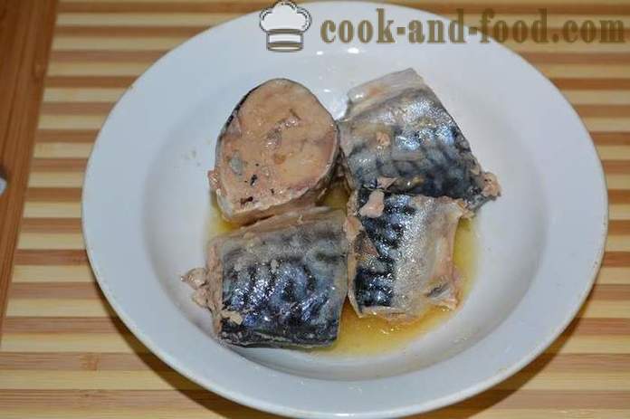 A simple recipe for the filling of the pie with canned fish in the oven - how to cook a pie filler, a step by step recipe photos