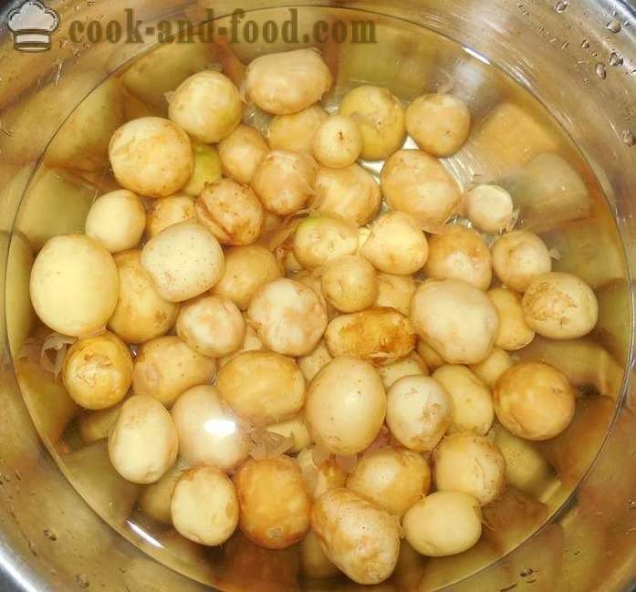 Small new potatoes roasted whole in a pan with garlic and dill - how to clean and cook a small new potatoes, recipe with photo