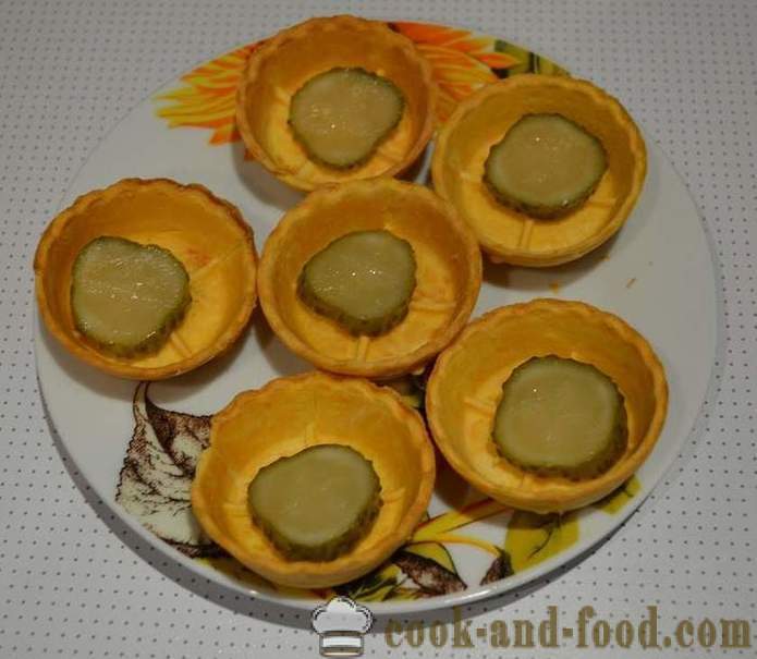 Delicious holiday tartlets with cheese and eggs - a simple recipe for the filling and beautifully decorated snacks tartlet with photo