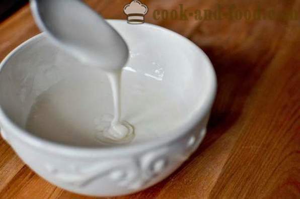Lean white glaze of powdered sugar and lemon juice - a simple recipe how to make lean glaze
